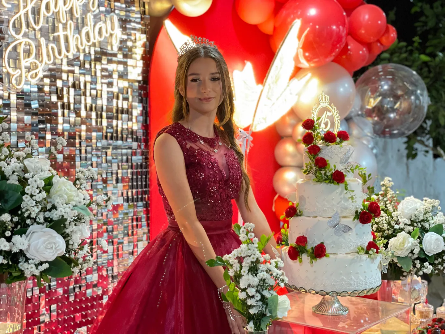 Retrato de Adriele entre as flores da decoração
